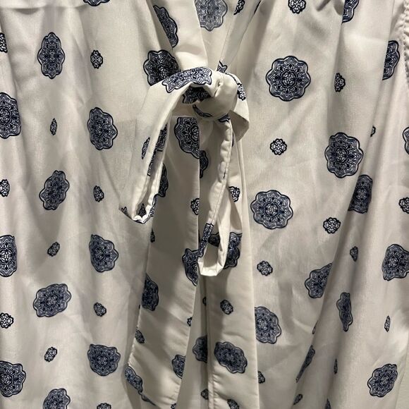 41 Hawthorn blue and white sleeveless blouse with button front and tie neckline - Picture 6 of 7